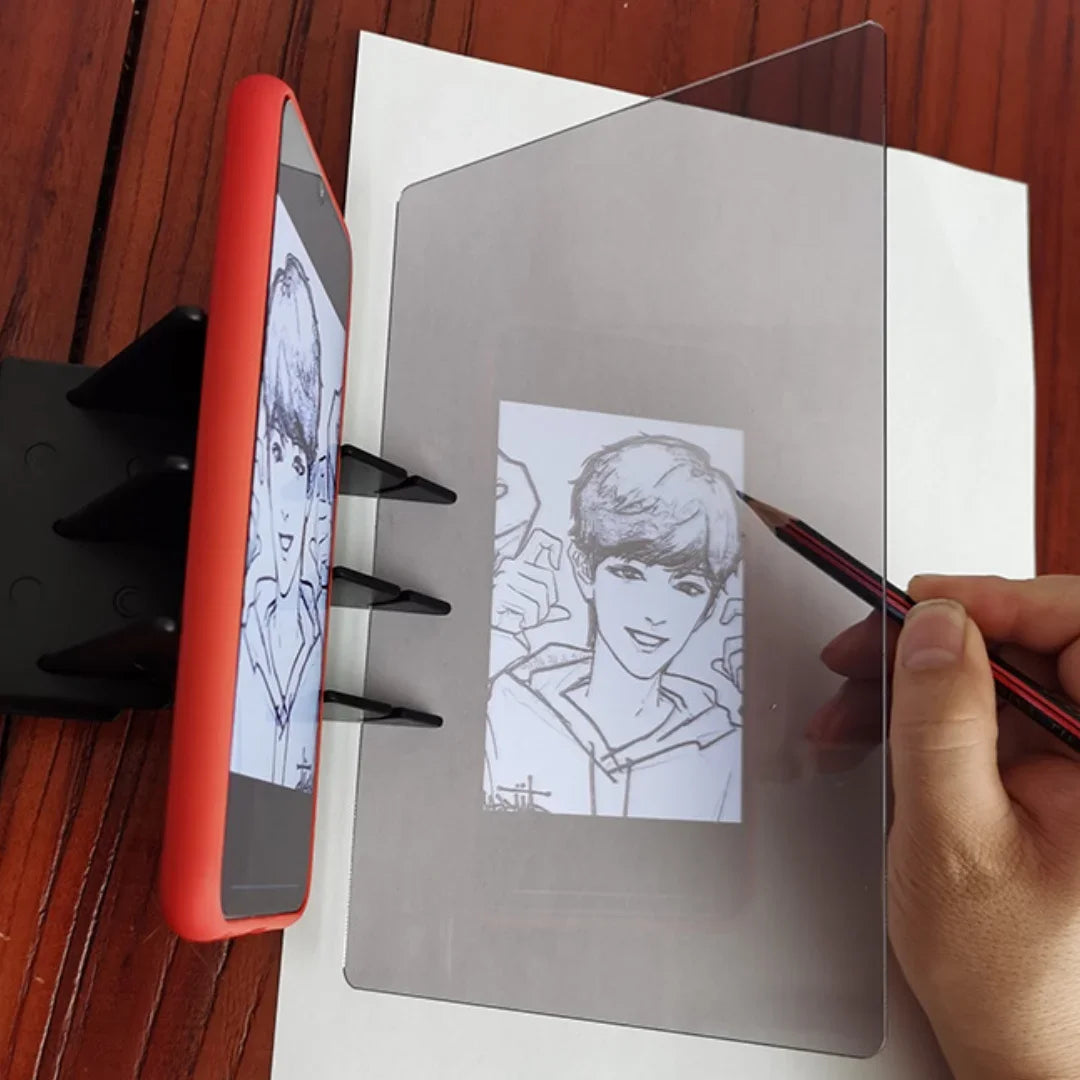 Planche à dessin optique Ludéo: un enfant trace sur sa feuille l'image vue à travers la vitre, un téléphone posé à plat à la base