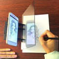 Planche à dessin optique Ludéo: un enfant trace sur sa feuille l'image vue à travers la vitre, un téléphone posé à plat à la base