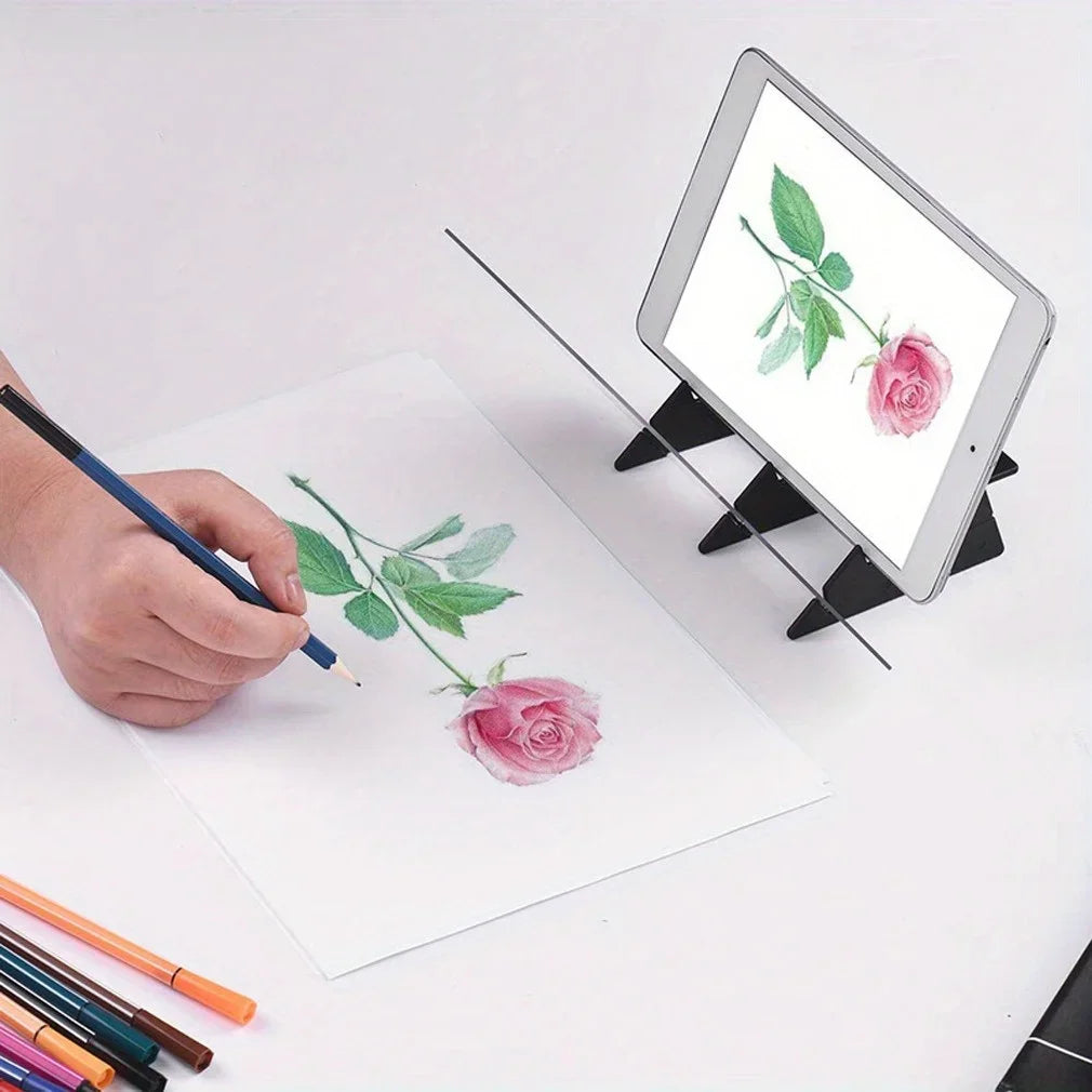 Planche à dessin optique Ludéo: un enfant trace sur sa feuille l'image vue à travers la vitre, un téléphone posé à plat à la base
